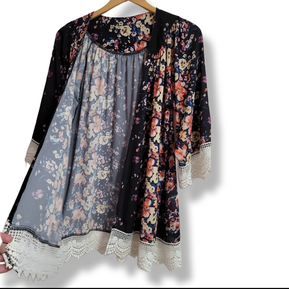 🌿The Wildflower Granny Yoke Cardigan - Black Floral with Scalloped Lace - Picture 6 of 11